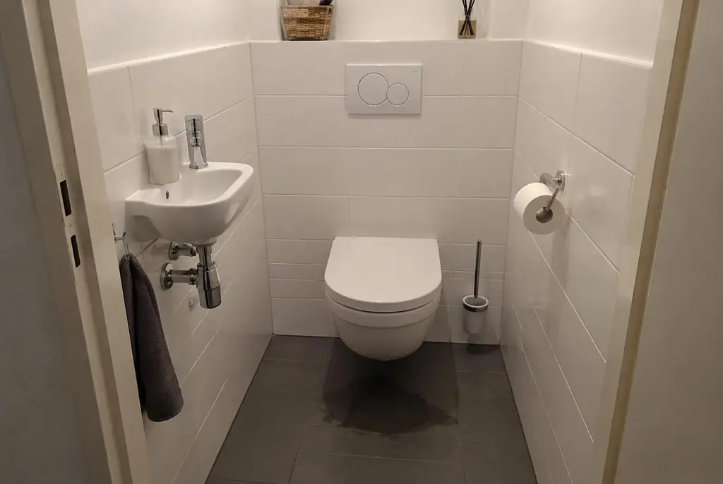Lekdetectie Stolwijk – natte vloer bij een toilet