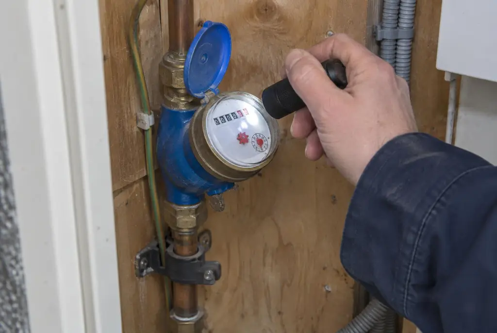 Lekdetectie Stolwijk – watermeter in de meterkast controleren met een zaklamp